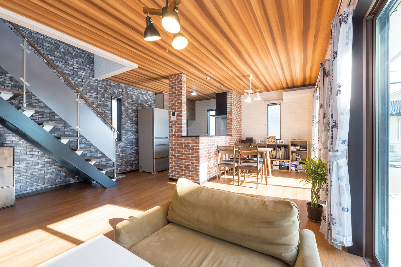 住宅情報館 【2000万円～2499万円／二世帯／間取図】居住空間を左右に振り分け、独立した戸建て感覚を楽しむ二世帯住宅の建築実例画像2