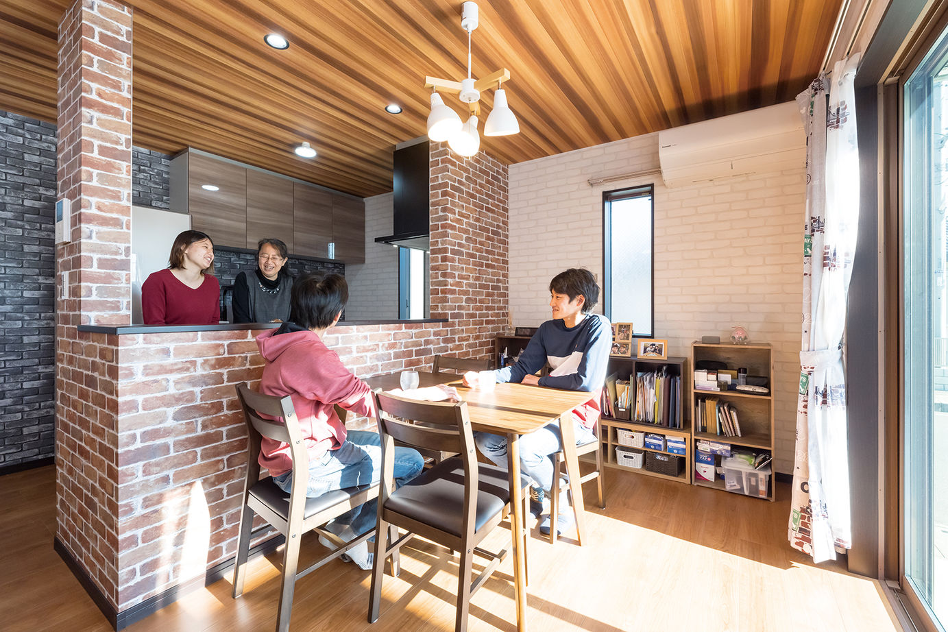 住宅情報館 【2000万円～2499万円／二世帯／間取図】居住空間を左右に振り分け、独立した戸建て感覚を楽しむ二世帯住宅の建築実例画像3