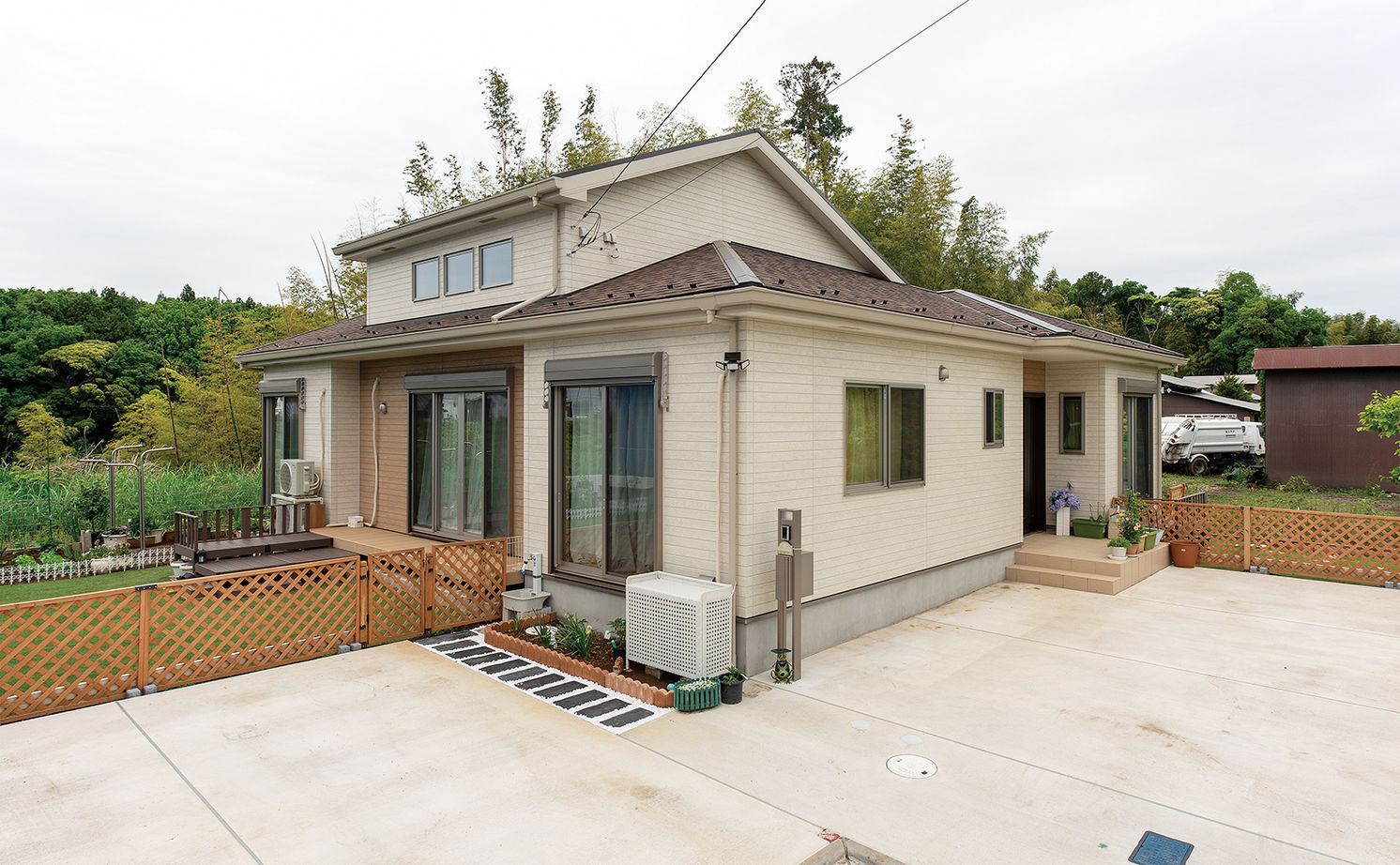 住宅情報館 【2000万円～2499万円／平屋／ペット／間取図有】LDKの天井高は5.4ｍ！開放的な雰囲気の中で家族が集う平屋の建築実例画像2