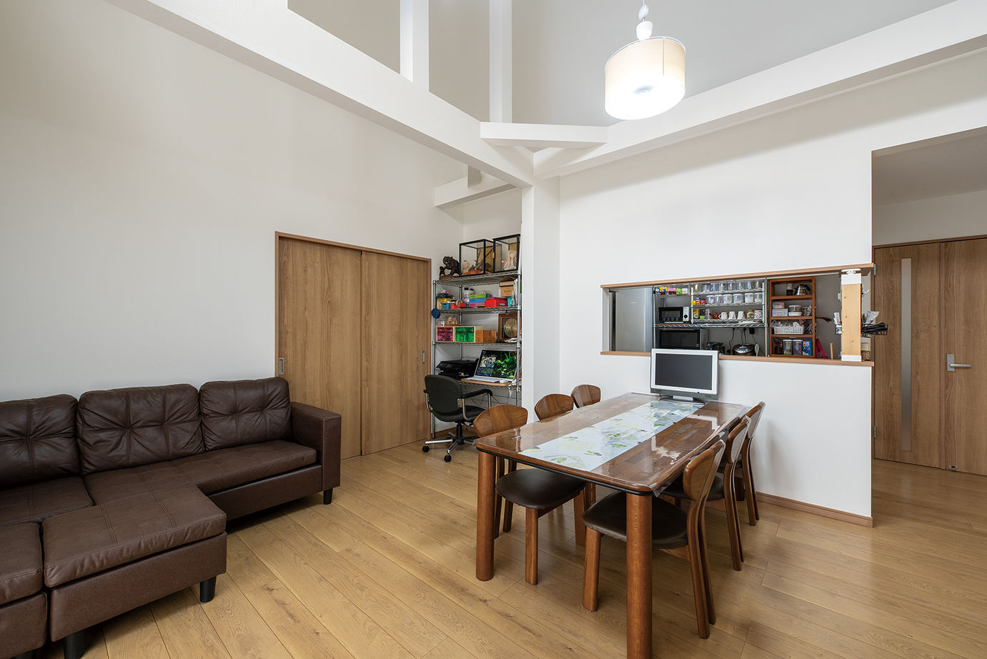 住宅情報館 【2000万円～2499万円／平屋／ペット／間取図有】LDKの天井高は5.4ｍ！開放的な雰囲気の中で家族が集う平屋の建築実例画像3