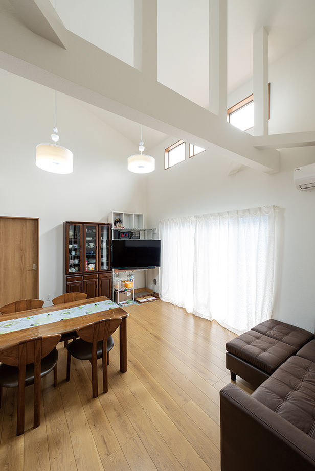 住宅情報館 【2000万円～2499万円／平屋／ペット／間取図有】LDKの天井高は5.4ｍ！開放的な雰囲気の中で家族が集う平屋の建築実例画像6