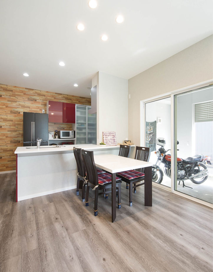 ニッケンホーム 【愛知県/ビルトインガレージ】愛車のバイクを眺める間取り!段差の少ないバリアフリー設計実例の建築実例画像2