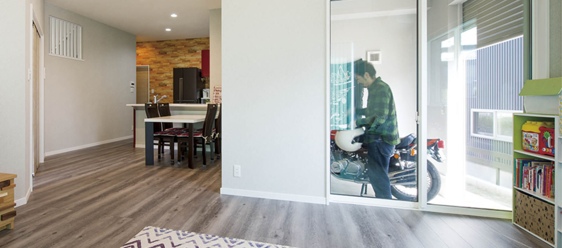 ニッケンホーム 【愛知県/ビルトインガレージ】愛車のバイクを眺める間取り!段差の少ないバリアフリー設計実例の建築実例画像3