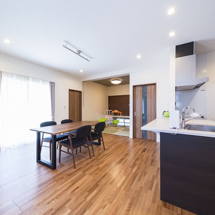 ニッケンホーム 【平屋】フラット設計で移動も掃除も楽々の住みやすい間取り。庭を囲むおしゃれなL字型平屋実例の建築実例画像3