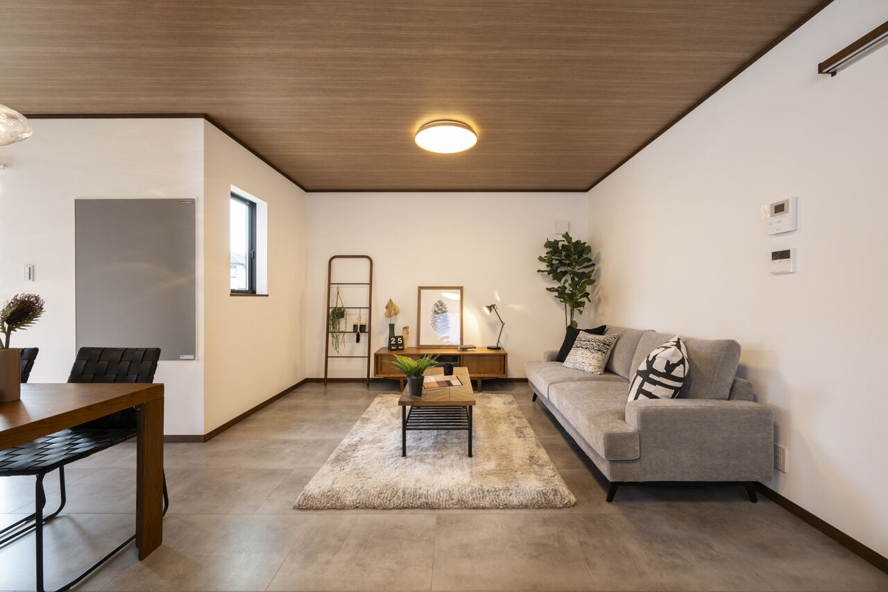 ニッケンホーム 【平屋風/2000万円台/間取り図】木×モルタル風で落ち着いた大人のモダンを表現。ガス併用のZEH住宅の建築実例画像2