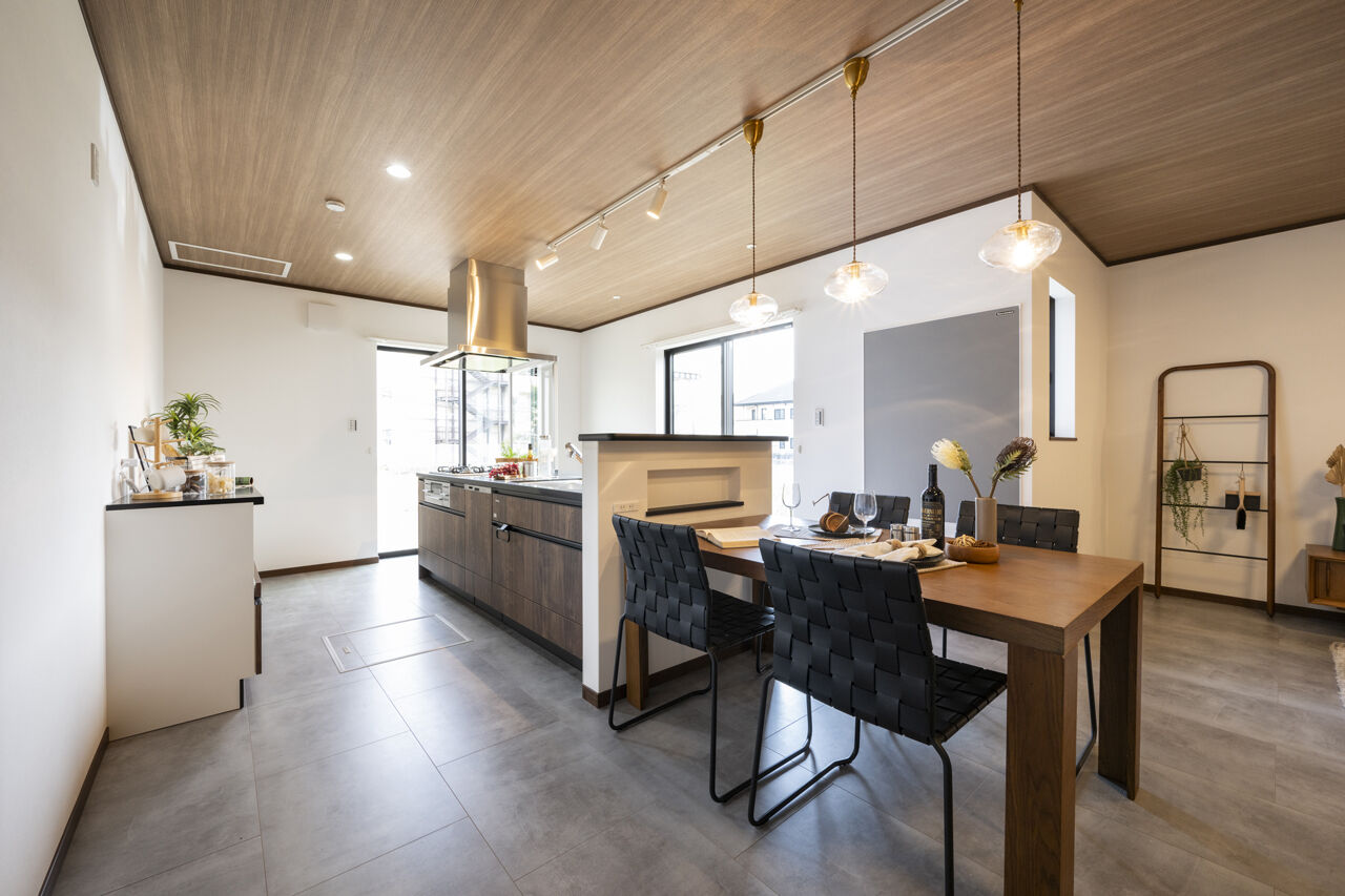 ニッケンホーム 【平屋風/2000万円台/間取り図】木×モルタル風で落ち着いた大人のモダンを表現。ガス併用のZEH住宅の建築実例画像3