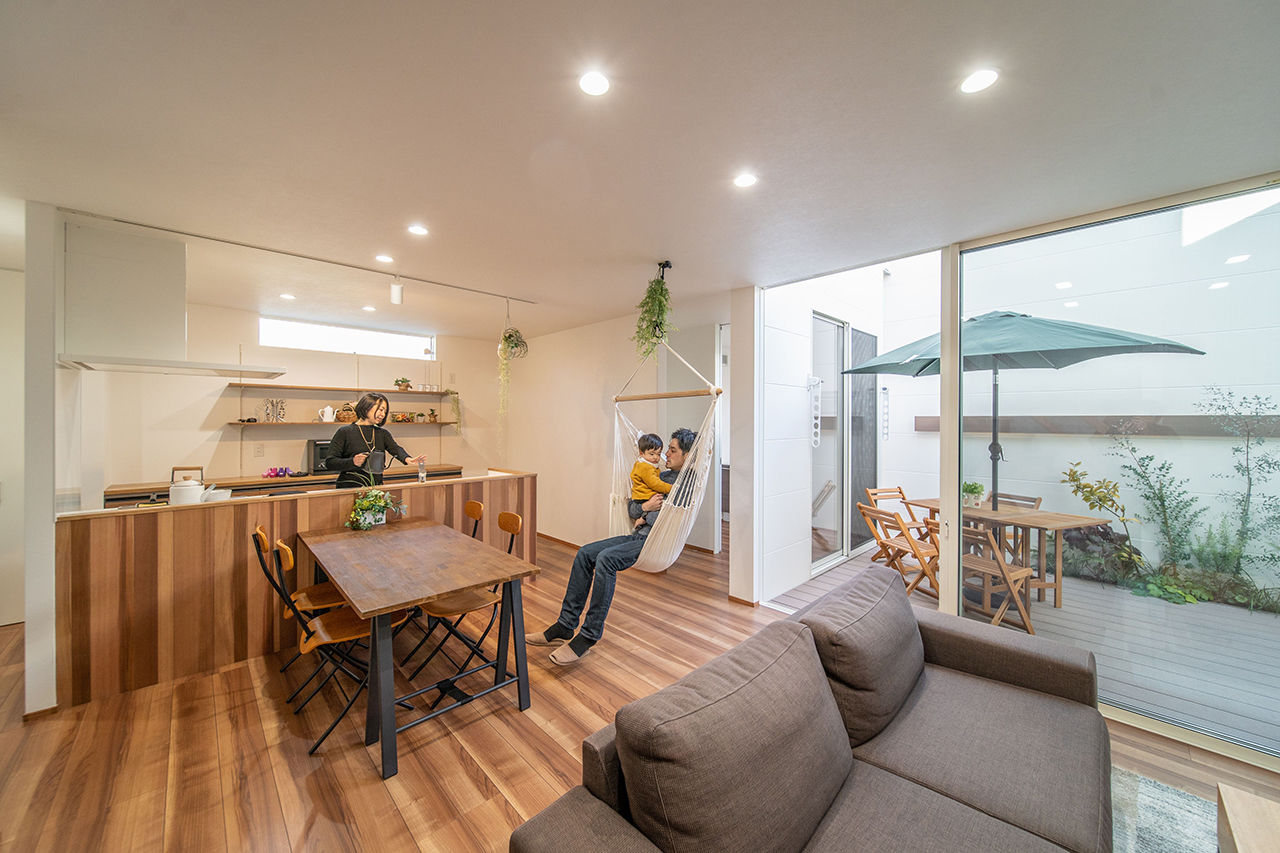 アニバーサリーホーム 【知多/2000万円台/間取り図有/中庭】中庭から取り入れる光と風。家族のプライバシーを守る窓のない家の建築実例画像2