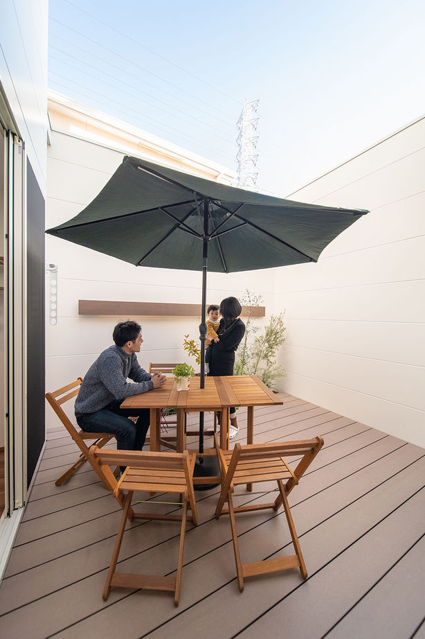 アニバーサリーホーム 【知多/2000万円台/間取り図有/中庭】中庭から取り入れる光と風。家族のプライバシーを守る窓のない家の建築実例画像5