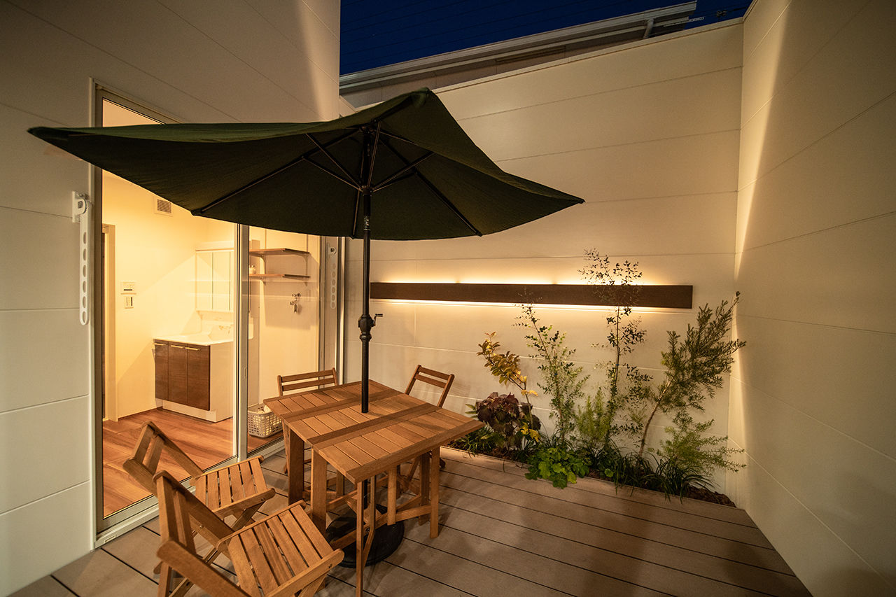 アニバーサリーホーム 【知多/2000万円台/間取り図有/中庭】中庭から取り入れる光と風。家族のプライバシーを守る窓のない家の建築実例画像6