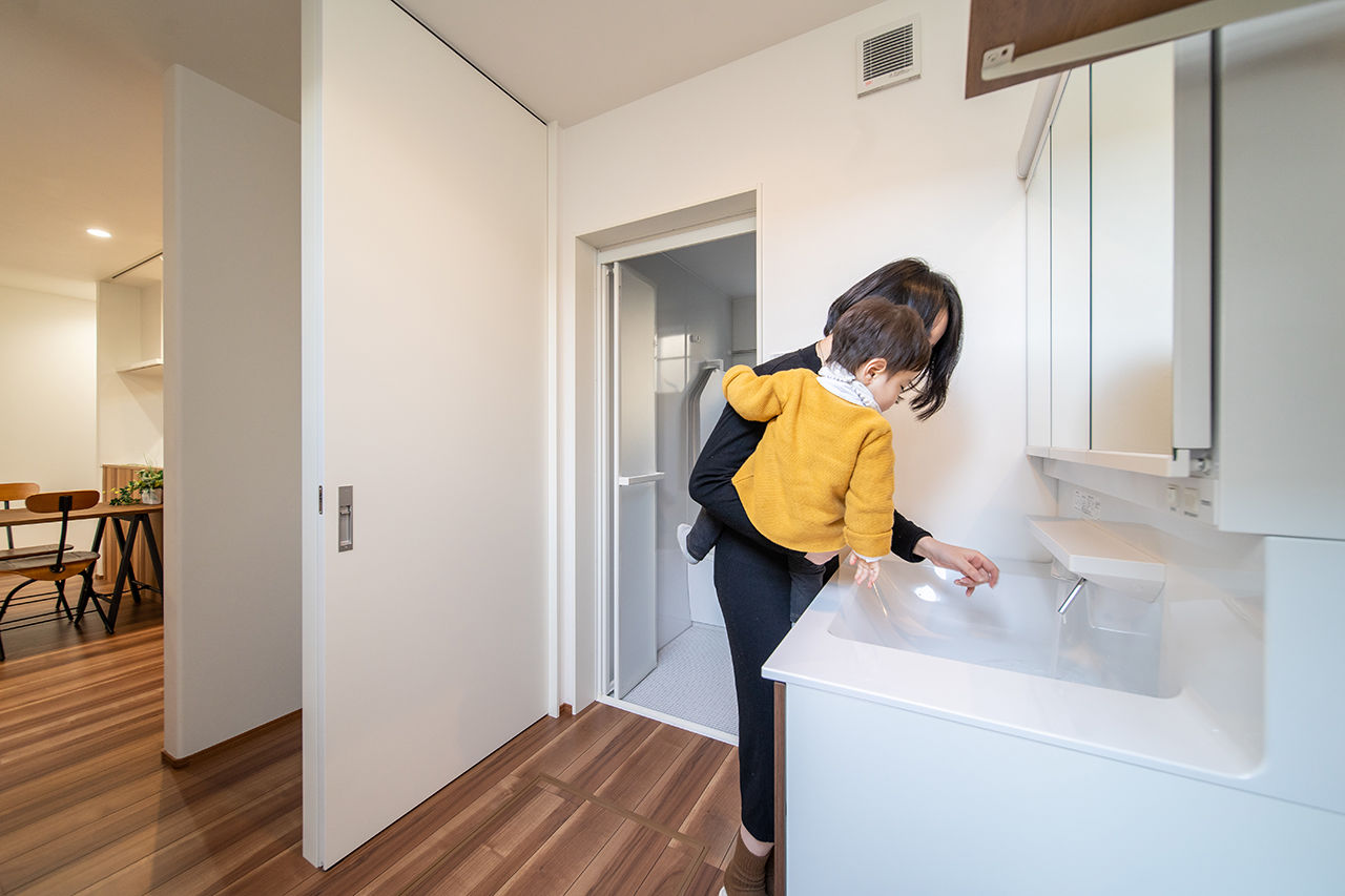 アニバーサリーホーム 【知多/2000万円台/間取り図有/中庭】中庭から取り入れる光と風。家族のプライバシーを守る窓のない家の建築実例画像7