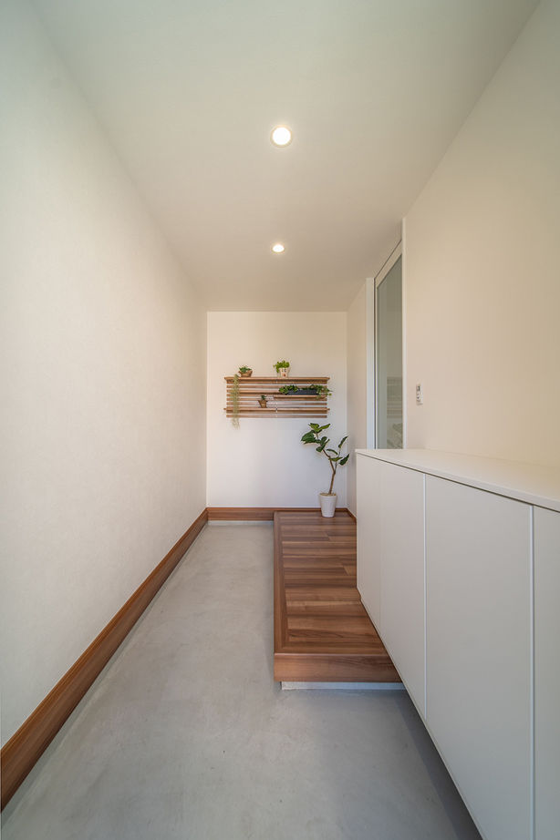 アニバーサリーホーム 【知多/2000万円台/間取り図有/中庭】中庭から取り入れる光と風。家族のプライバシーを守る窓のない家の建築実例画像9