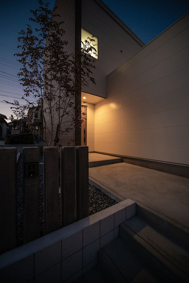 アニバーサリーホーム 【知多/2000万円台/間取り図有/中庭】中庭から取り入れる光と風。家族のプライバシーを守る窓のない家の建築実例画像10