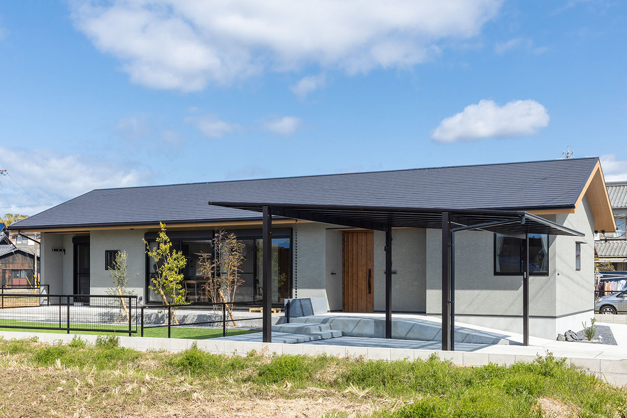 アニバーサリーホーム 【常滑市｜2000万円台｜平屋｜間取図あり】ランドリールームや技あり造作収納も！深い軒の和モダンな平屋の建築実例画像2