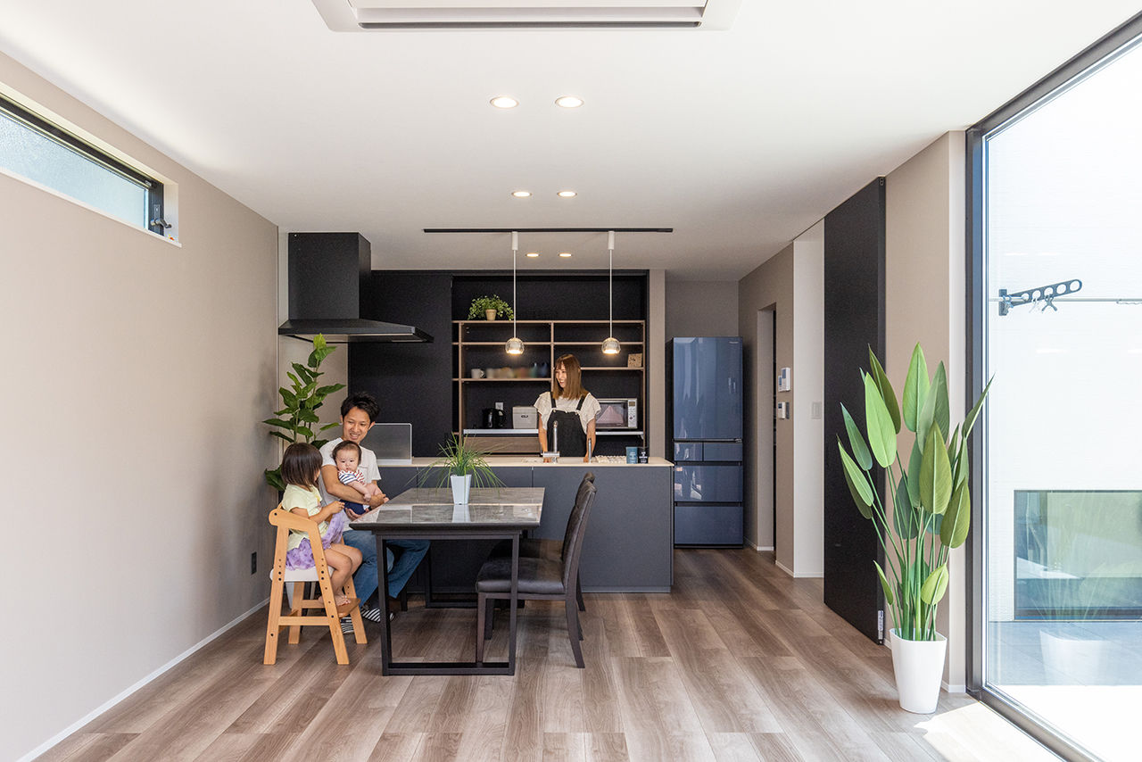 アニバーサリーホーム 【刈谷市/2000万円台/中庭】子どもが元気に駆け回る、中庭を囲んだロの字型で平屋風の住まいの建築実例画像2