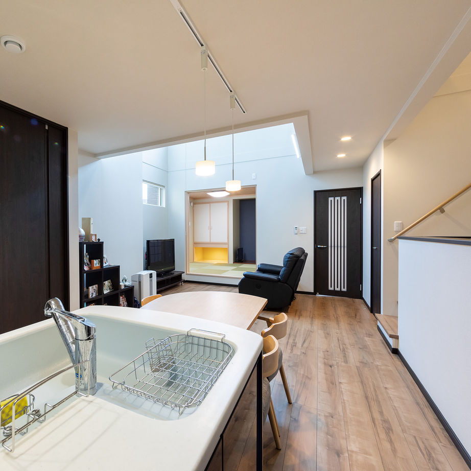 プエルダホーム 【札幌市/5人家族(二世帯)】モデルハウスを参考に。中庭で繋がる分離型二世帯住宅で優雅な暮らしの建築実例画像2