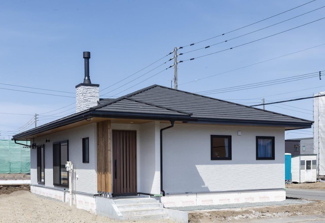 プエルダホーム 【千歳市/３LDK間取図/坪庭】薪ストーブと書斎がある平屋。道外からの移住で叶えたゆったりライフの建築実例画像1