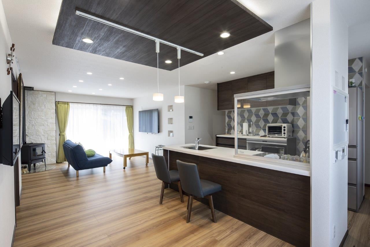 プエルダホーム 【千歳市/３LDK間取図/坪庭】薪ストーブと書斎がある平屋。道外からの移住で叶えたゆったりライフの建築実例画像3