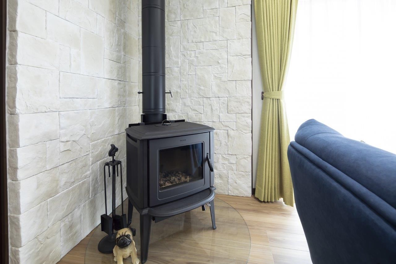 プエルダホーム 【千歳市/３LDK間取図/坪庭】薪ストーブと書斎がある平屋。道外からの移住で叶えたゆったりライフの建築実例画像4