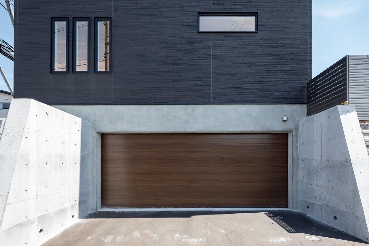 プエルダホーム 【札幌市/二世帯/4LDK間取図】広々ドックランに高低差を活かしたビルトインガレージ、「思いきり遊べる」家の建築実例画像2