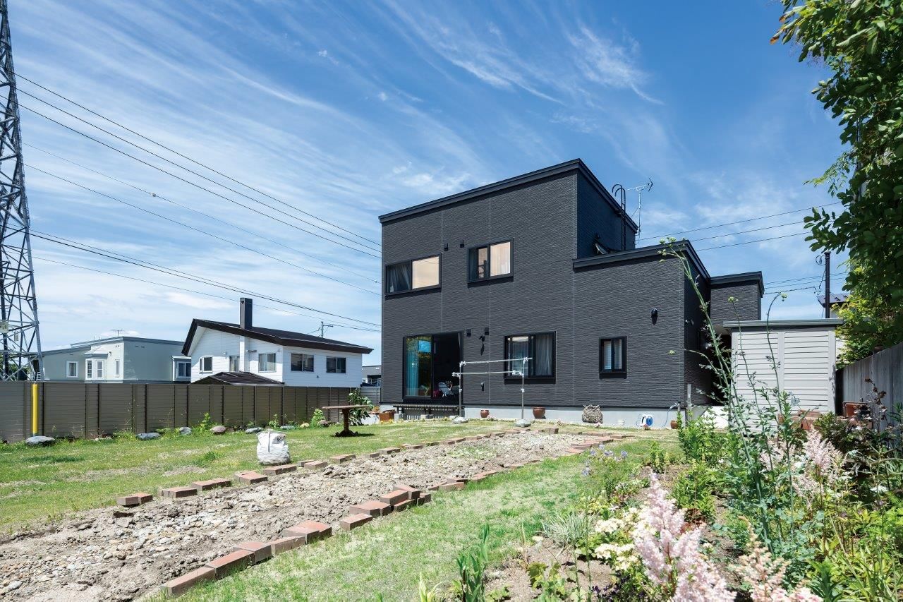 プエルダホーム 【札幌市/二世帯/4LDK間取図】広々ドックランに高低差を活かしたビルトインガレージ、「思いきり遊べる」家の建築実例画像3