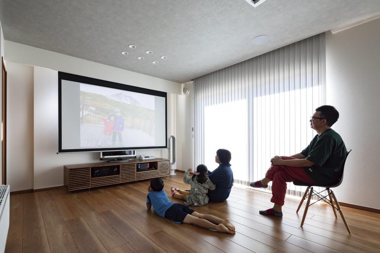 プエルダホーム 【札幌市/屋上/中2階/リビングシアター】ホテルや宿のデザインを参考に「遊ぶ、くつろぐ」をわが家にもの建築実例画像2