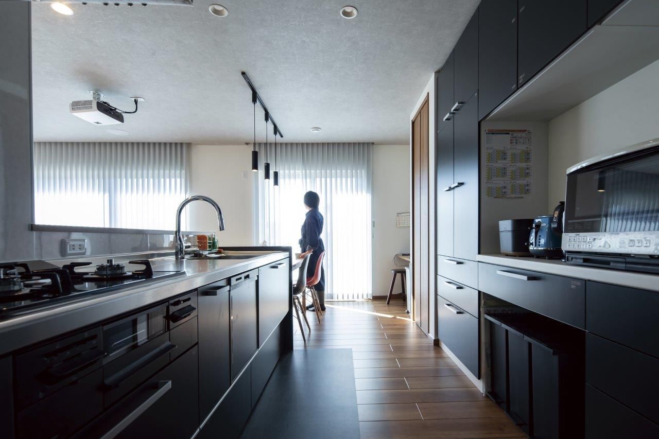 プエルダホーム 【札幌市/屋上/中2階/リビングシアター】ホテルや宿のデザインを参考に「遊ぶ、くつろぐ」をわが家にもの建築実例画像3