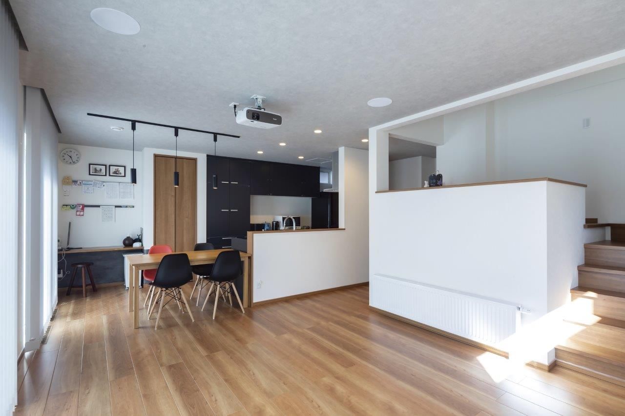 プエルダホーム 【札幌市/屋上/中2階/リビングシアター】ホテルや宿のデザインを参考に「遊ぶ、くつろぐ」をわが家にもの建築実例画像4