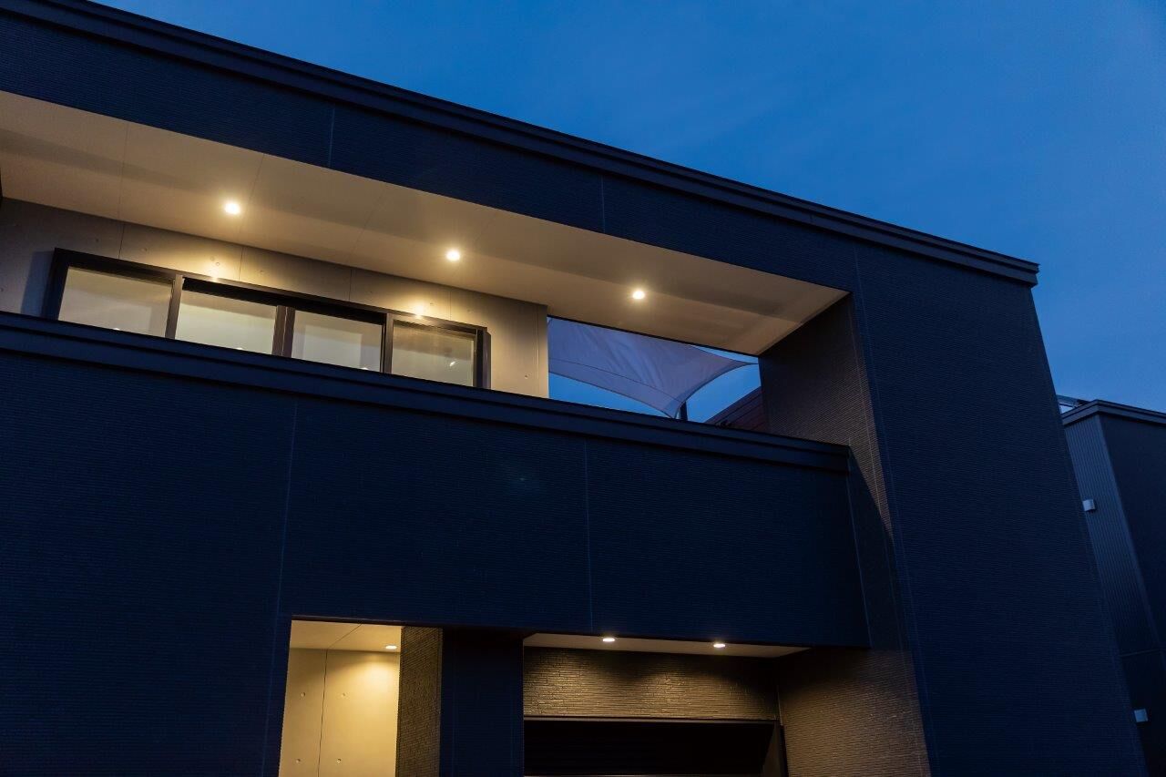 プエルダホーム 【札幌市/ビルトインガレージ/2LDK間取図】まるで都市の別荘のような邸宅、ゆとりに満ち「心から寛げます」の建築実例画像2