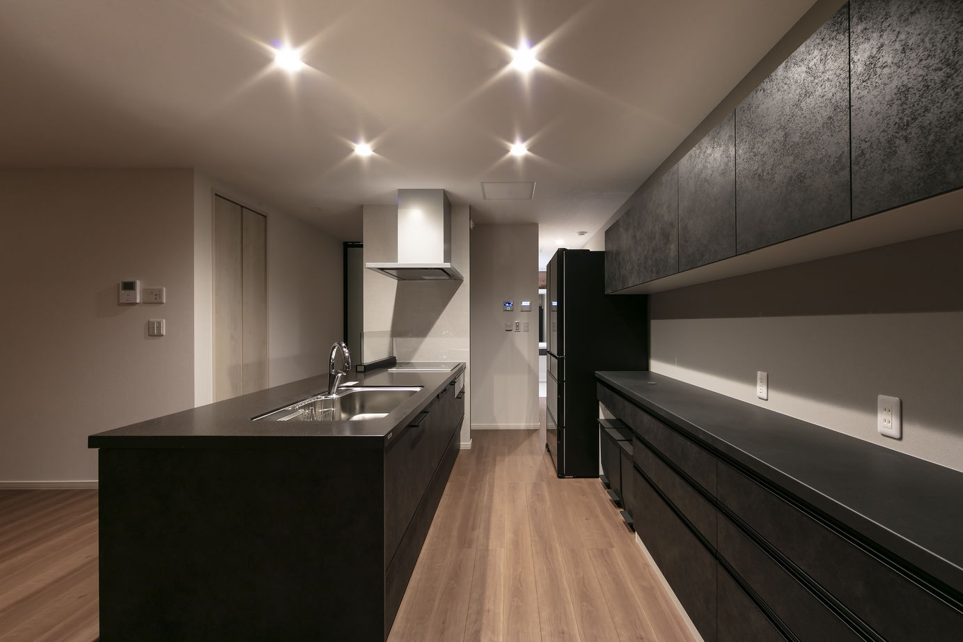 プエルダホーム 【3900万円/札幌市】「日常の寛ぎを上質に」6連窓から四季と夜景を愉しむ家の建築実例画像4