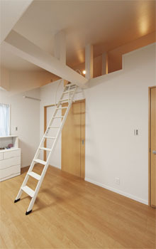 秀建（シュウケン） 【京都府/1500万円台/狭小/３階建て】京都府で1500万円台で叶える16坪の狭小地に建つ３階建ての２世帯住宅 の建築実例画像2