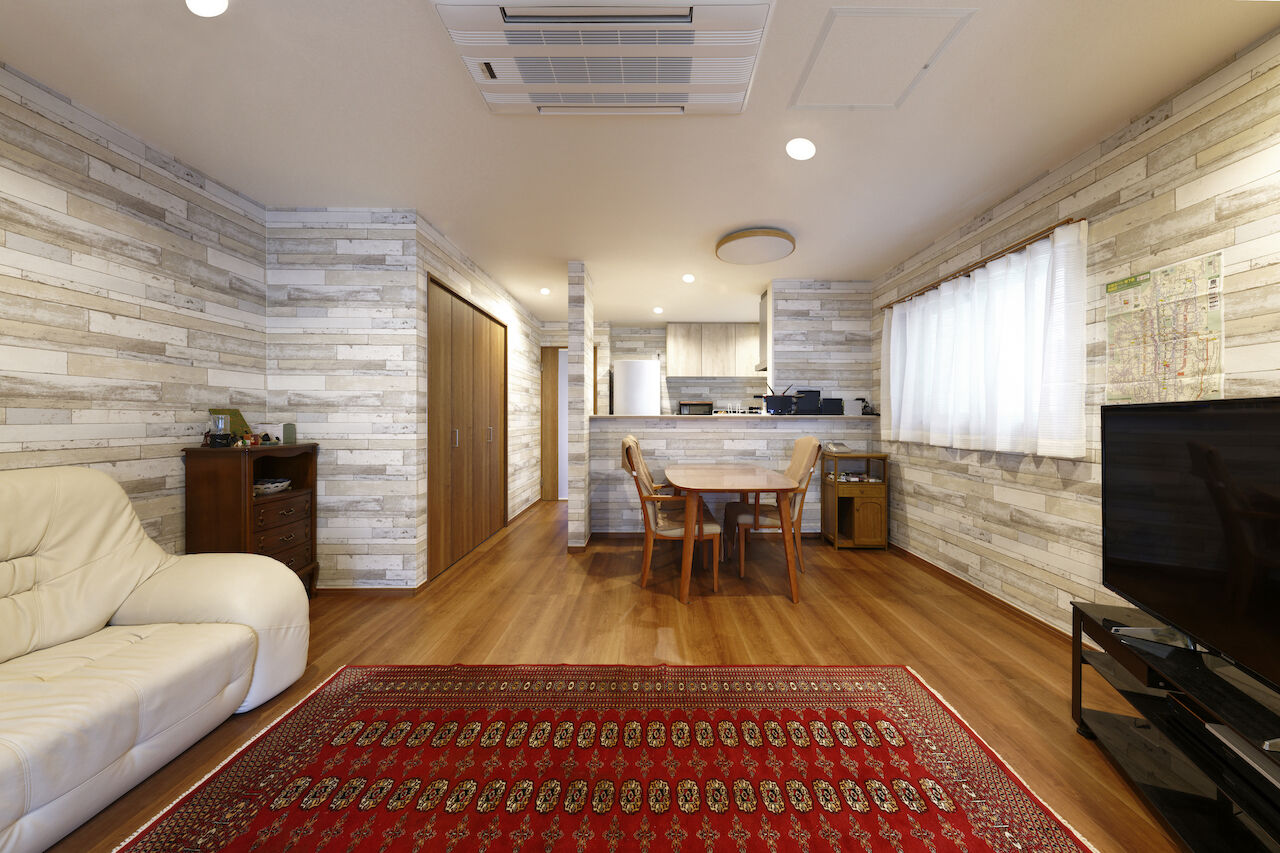 秀建（シュウケン） 【京都府/3階建て/間取り有】広いバルコニーやお風呂の窓からは山の景色。クロス使いも魅力的な3階建て住宅の建築実例画像2