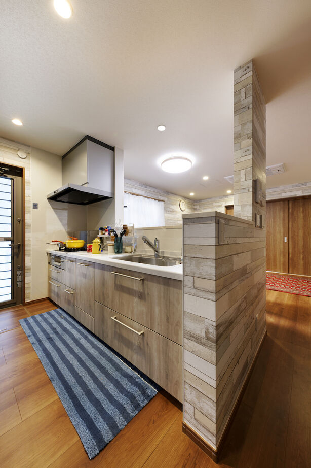 秀建（シュウケン） 【京都府/3階建て/間取り有】広いバルコニーやお風呂の窓からは山の景色。クロス使いも魅力的な3階建て住宅の建築実例画像3