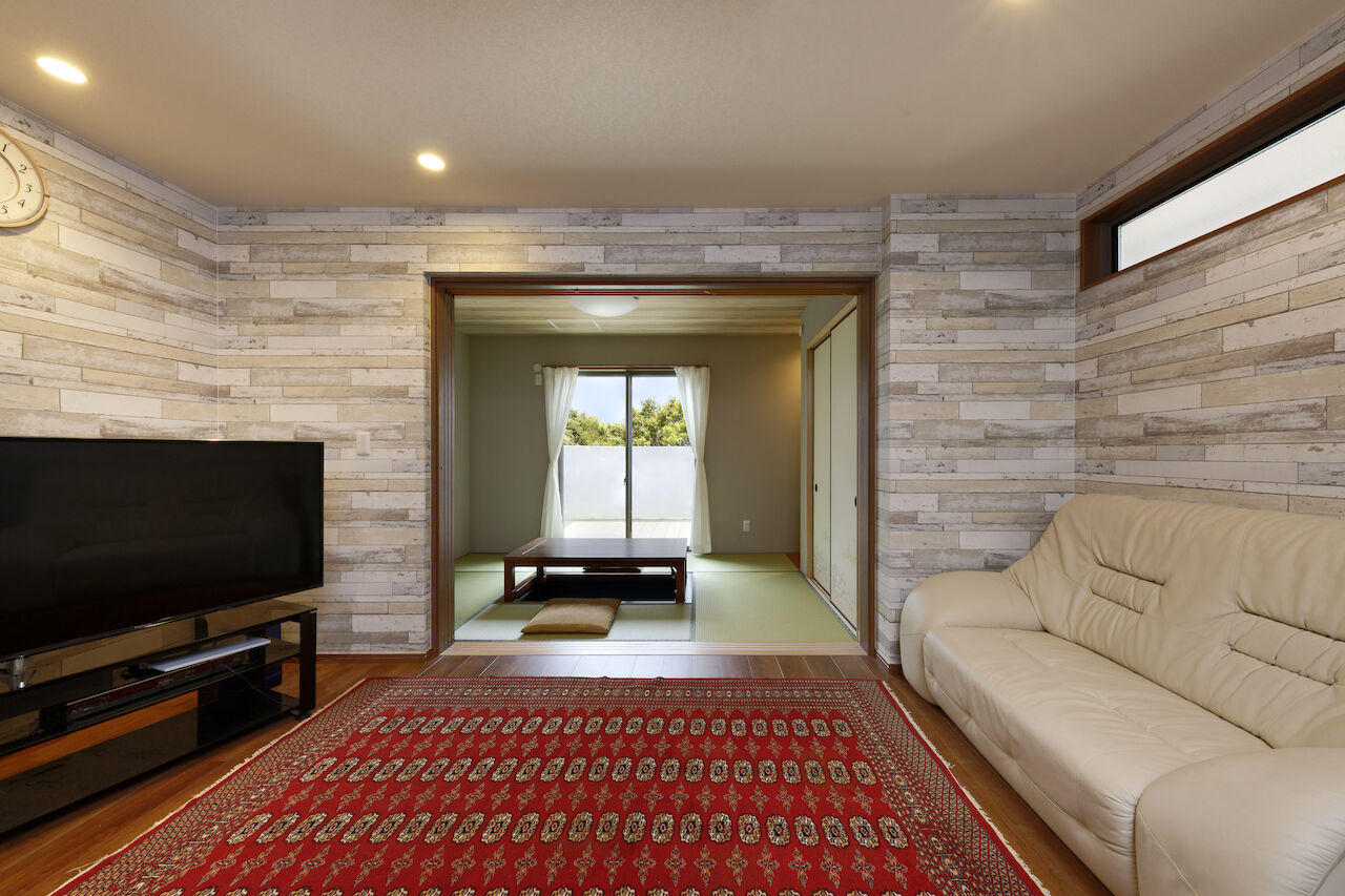 秀建（シュウケン） 【京都府/3階建て/間取り有】広いバルコニーやお風呂の窓からは山の景色。クロス使いも魅力的な3階建て住宅の建築実例画像4