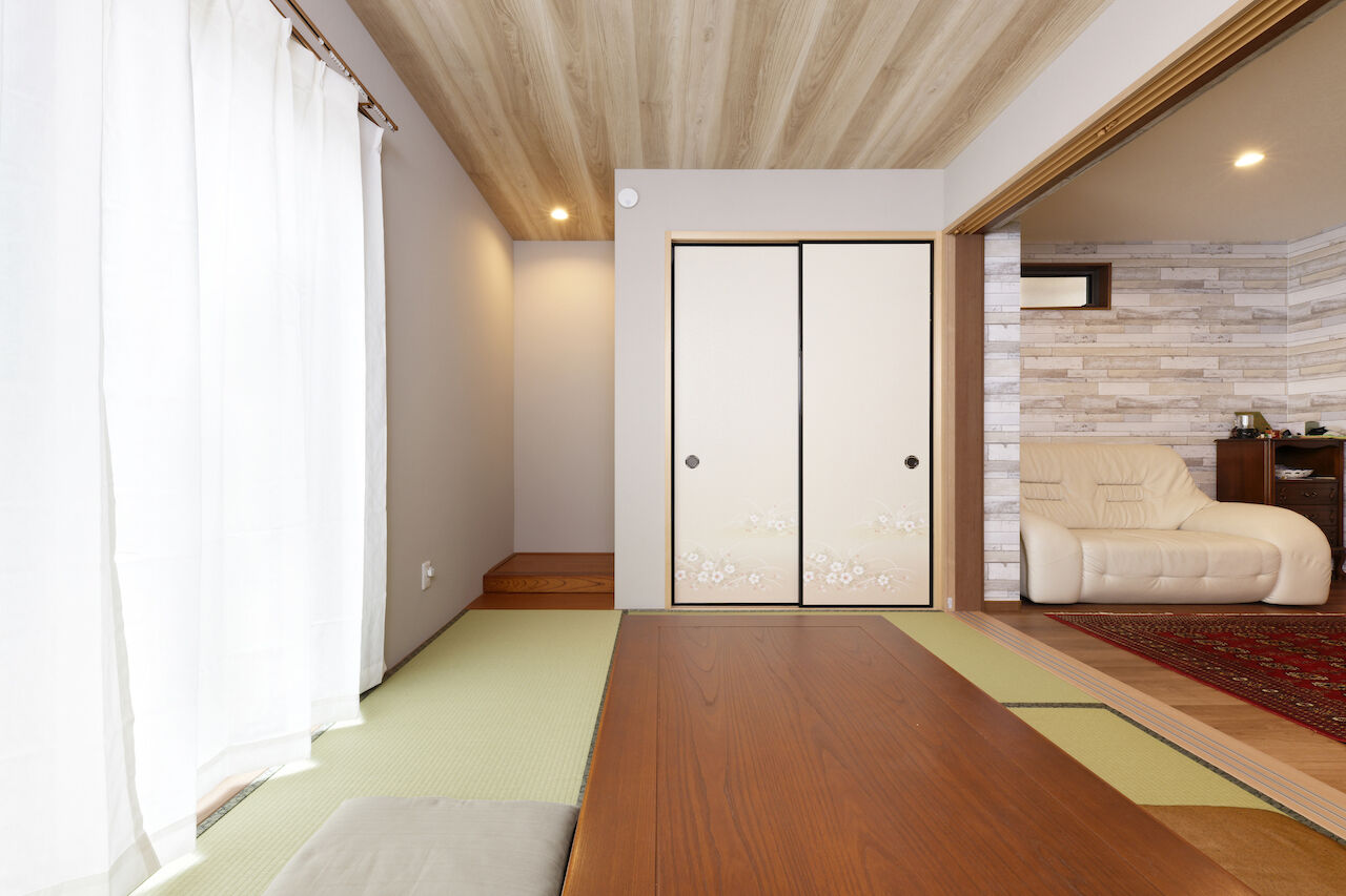 秀建（シュウケン） 【京都府/3階建て/間取り有】広いバルコニーやお風呂の窓からは山の景色。クロス使いも魅力的な3階建て住宅の建築実例画像5