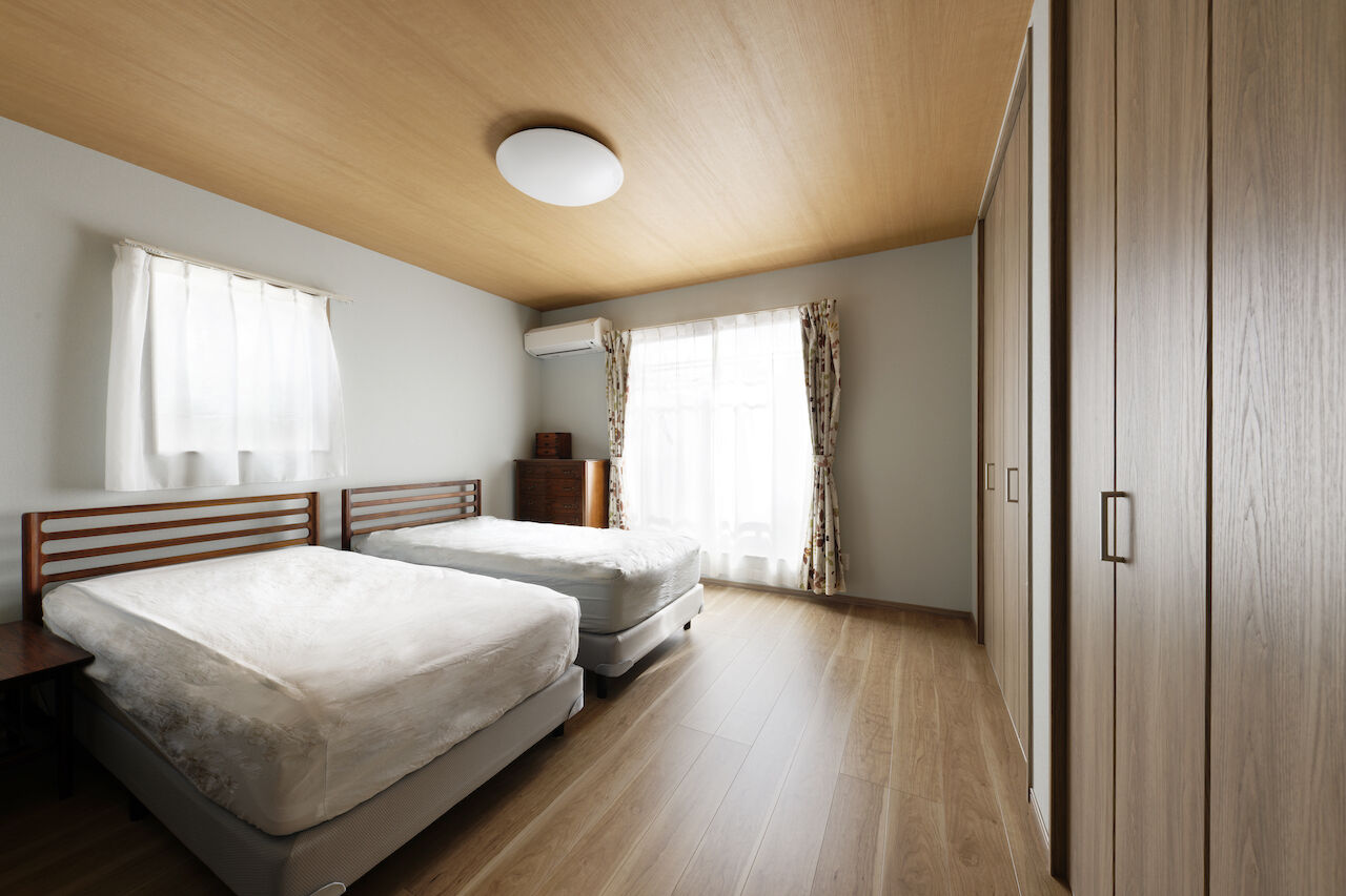 秀建（シュウケン） 【京都府/3階建て/間取り有】広いバルコニーやお風呂の窓からは山の景色。クロス使いも魅力的な3階建て住宅の建築実例画像6