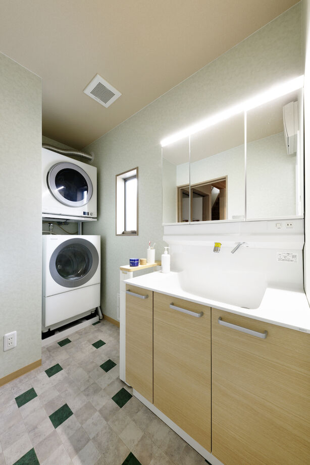 秀建（シュウケン） 【京都府/3階建て/間取り有】広いバルコニーやお風呂の窓からは山の景色。クロス使いも魅力的な3階建て住宅の建築実例画像7