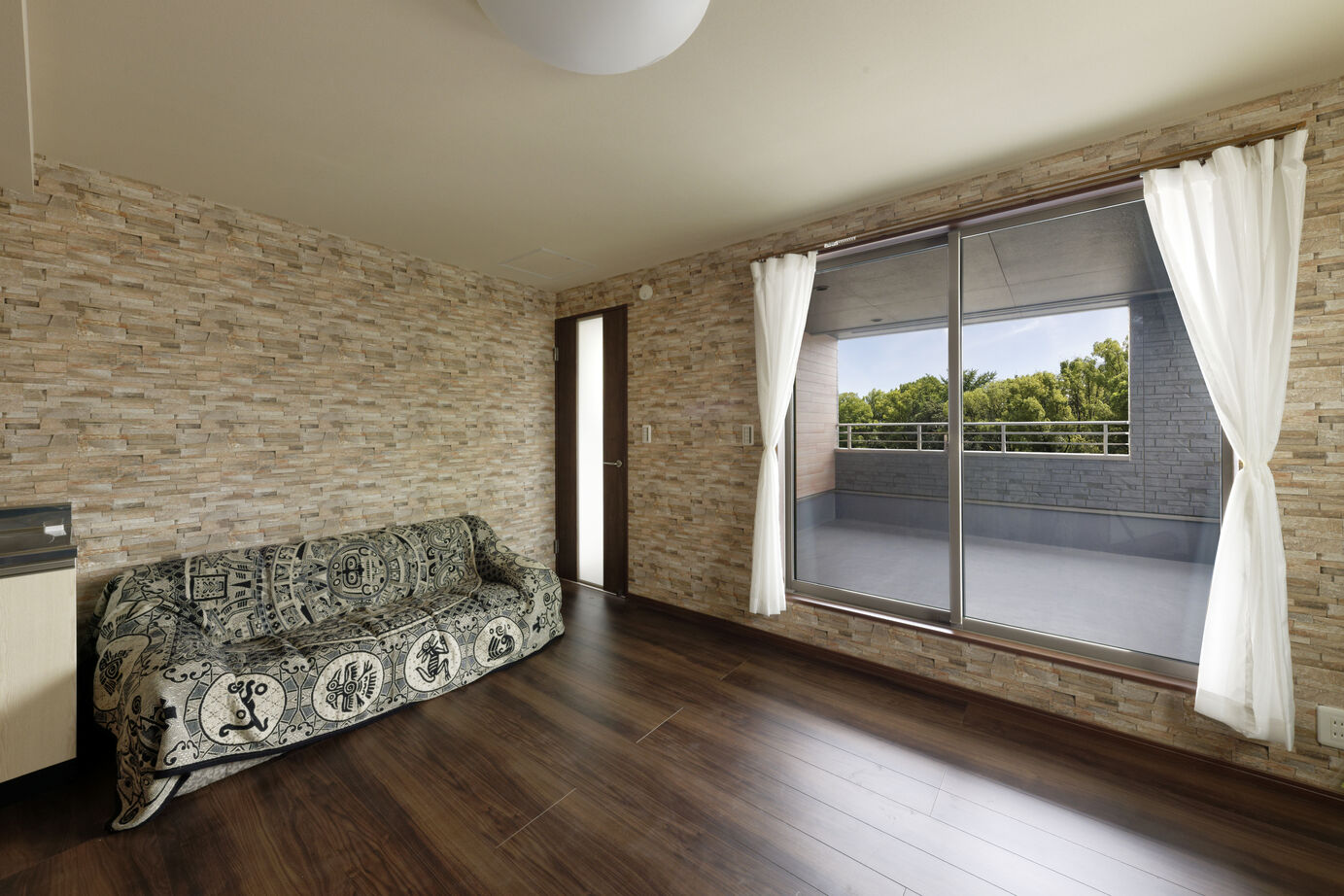 秀建（シュウケン） 【京都府/3階建て/間取り有】広いバルコニーやお風呂の窓からは山の景色。クロス使いも魅力的な3階建て住宅の建築実例画像9