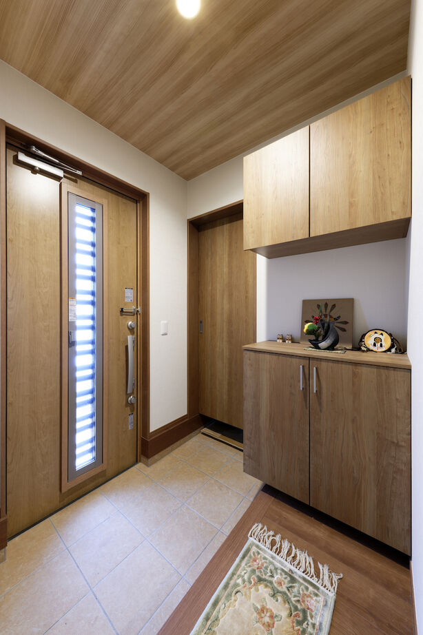 秀建（シュウケン） 【京都府/3階建て/間取り有】広いバルコニーやお風呂の窓からは山の景色。クロス使いも魅力的な3階建て住宅の建築実例画像10