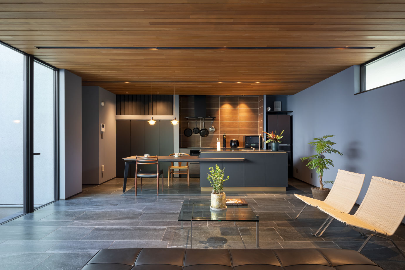 ジューテックホーム 【神奈川県/平屋/間取り図】北欧家具からイメージした中庭のある家。木やタイルの素材にくつろぐ大人の空間の建築実例画像2