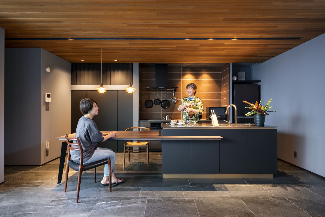 ジューテックホーム 【神奈川県/平屋/間取り図】北欧家具からイメージした中庭のある家。木やタイルの素材にくつろぐ大人の空間の建築実例画像4