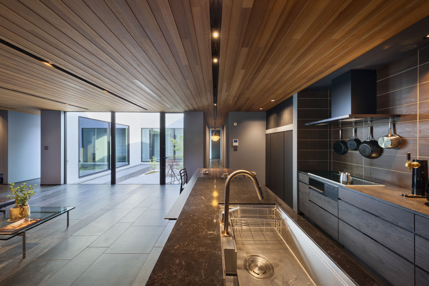 ジューテックホーム 【神奈川県/平屋/間取り図】北欧家具からイメージした中庭のある家。木やタイルの素材にくつろぐ大人の空間の建築実例画像7