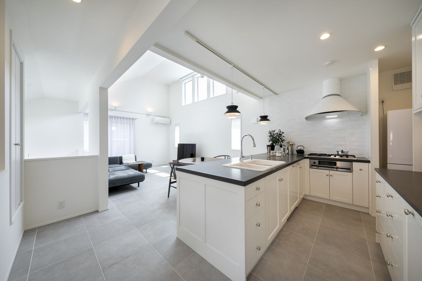 ジューテックホーム 【3000万円台/30坪台/タイル床】憧れのオーダーキッチンと吹抜の広がり。料理とレコードを愉しむ空間の建築実例画像1