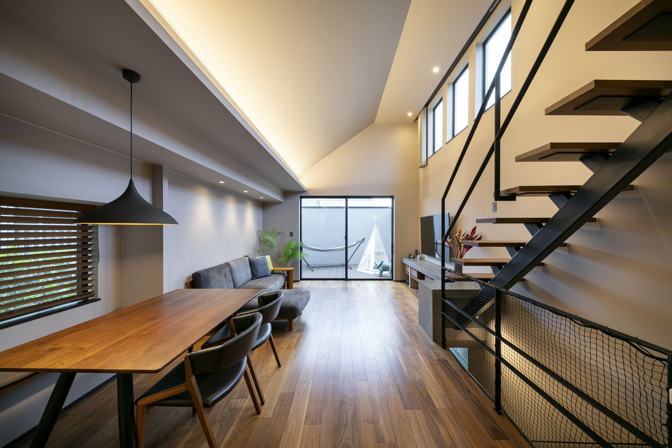 ジューテックホーム 【3000万円台/20坪台/間取り図】敷地の制約も吹抜と採光で心地よく。素材感や色合いがシックに調和の建築実例画像5