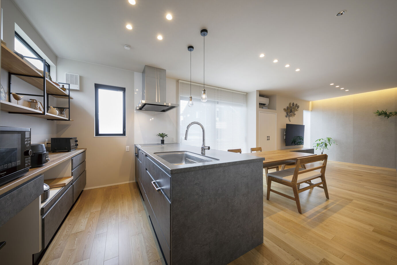 ジューテックホーム 【3000万円台/吹抜/家事動線】開放的なLDKを足元から暖める“手放せない”蓄熱式温水床暖房のある住まいの建築実例画像2