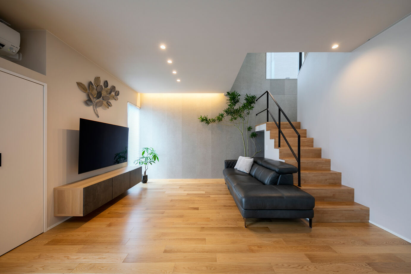 ジューテックホーム 【3000万円台/吹抜/家事動線】開放的なLDKを足元から暖める“手放せない”蓄熱式温水床暖房のある住まいの建築実例画像5