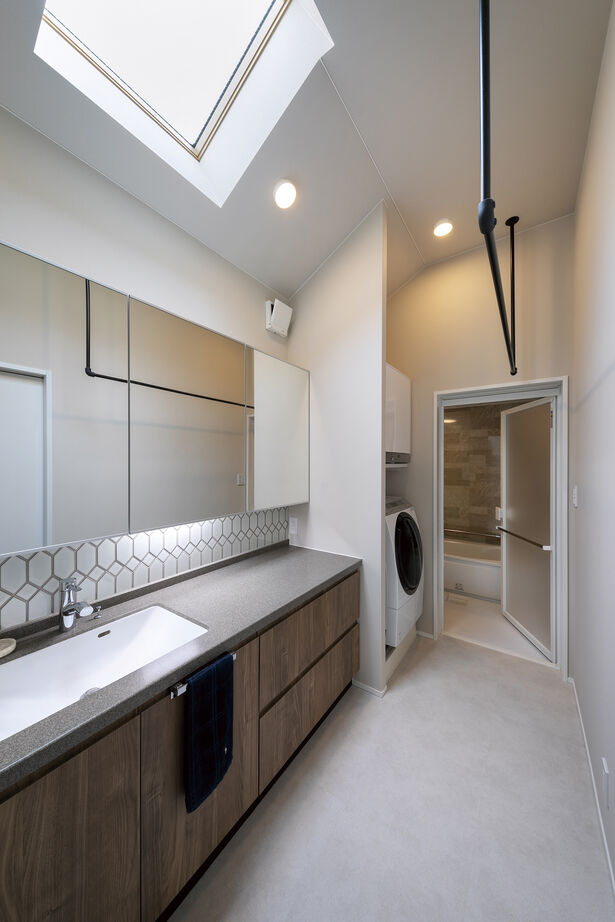 ジューテックホーム 【3000万円台/吹抜/家事動線】開放的なLDKを足元から暖める“手放せない”蓄熱式温水床暖房のある住まいの建築実例画像7