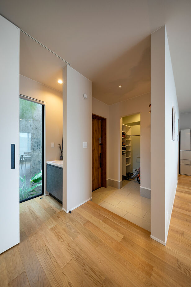 ジューテックホーム 【3000万円台/吹抜/家事動線】開放的なLDKを足元から暖める“手放せない”蓄熱式温水床暖房のある住まいの建築実例画像9