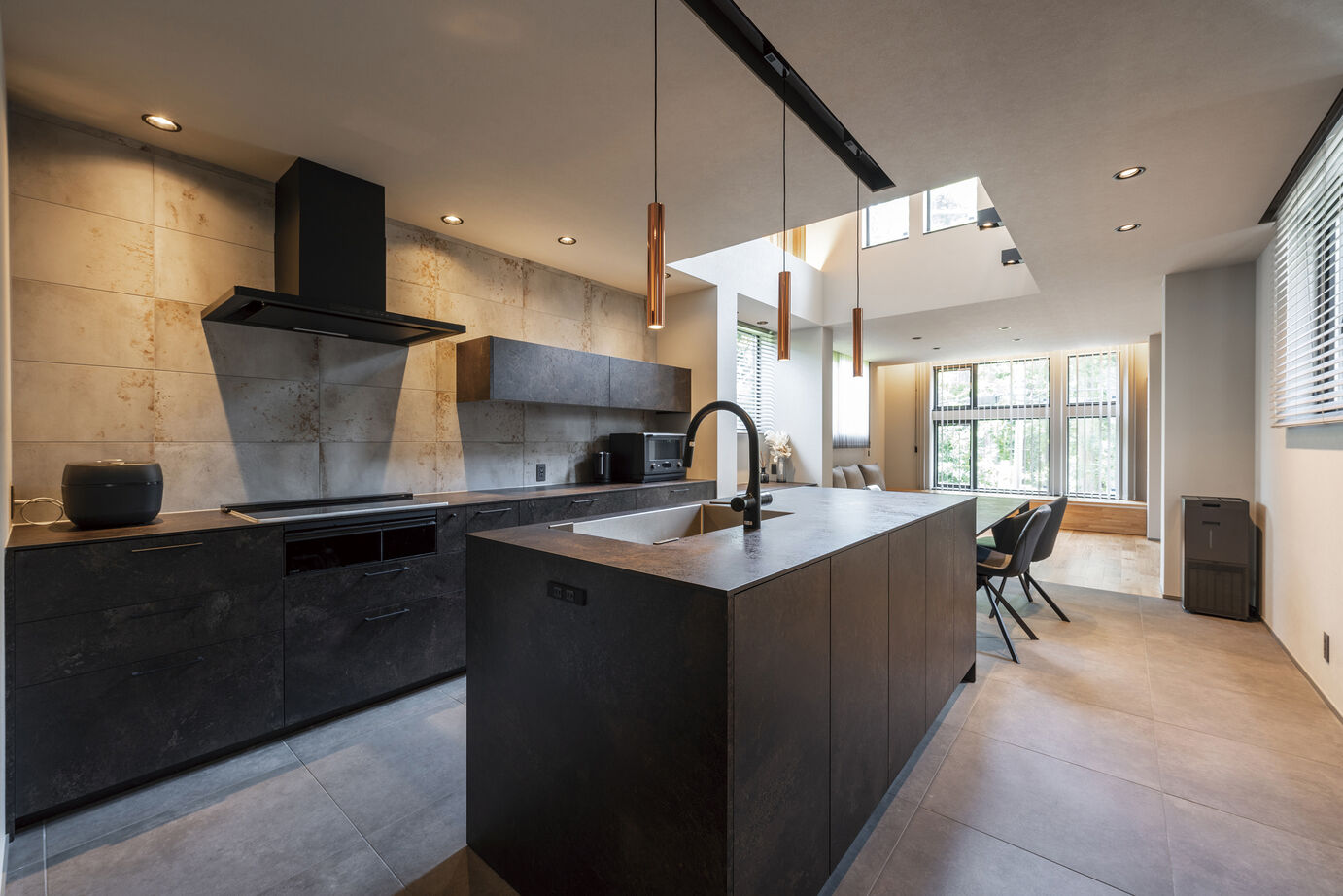 ジューテックホーム 【吹抜/家事動線/収納充実/賃貸併用】敷地を最大限に活かした3階建ての住まいは、緑と光のあふれる心地よさの建築実例画像2