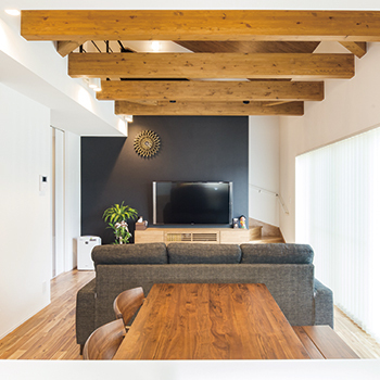 エクセレントホーム 【平屋に見える2階建て/間取図】一目惚れしたオシャレな外観を実現!住みやすく、開放的な吹抜けのある実例の建築実例画像2