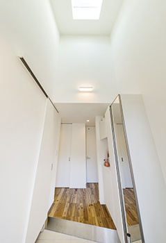 エクセレントホーム 【平屋に見える2階建て/間取図】一目惚れしたオシャレな外観を実現!住みやすく、開放的な吹抜けのある実例の建築実例画像7